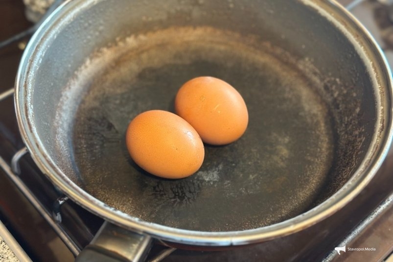 Кипячу скорлупу, и сковородка сияет как зеркало: нагар отлипнет, а еда не пригорит ИА Stavropol.Media