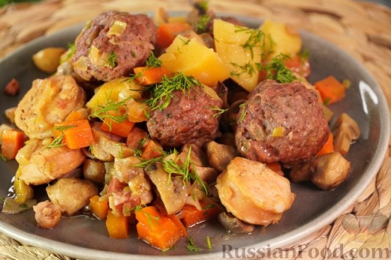 Сытное рагу с фаршем, колбасками и грибочками - насыщенный вкус, особый аромат russianfood.com Сытное рагу с фаршем, колбасками и грибочками - насыщенный вкус, особый аромат russianfood.com
