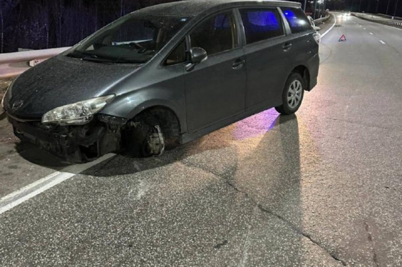 В Иркутске двое молодых людей угнали машину и выехали из города на спущенных колесах ГУ МВД России по региону