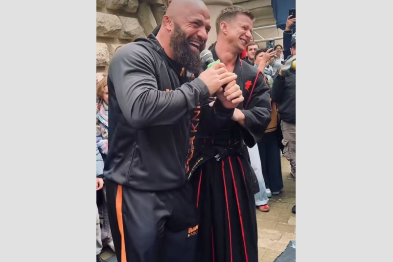 Боец ММА снимается в семейном экшене на Кавказе скриншот видео из соцсетей актера Романа Курцына Боец ММА снимается в семейном экшене на Кавказе скриншот видео из соцсетей актера Романа Курцына