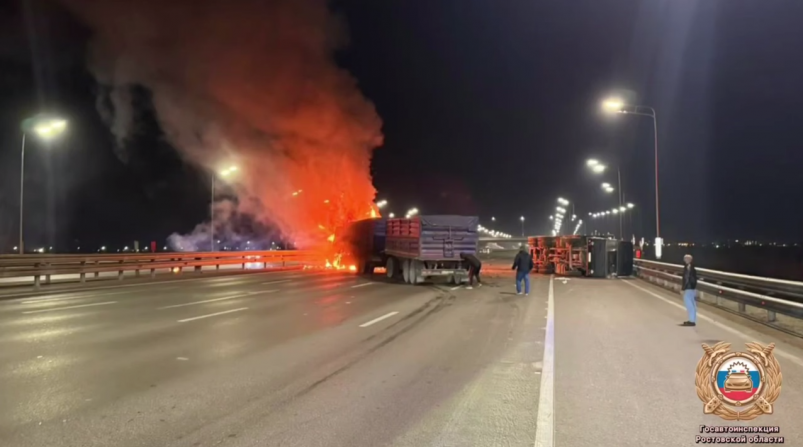 КАМАЗ загорелся на донской трассе после столкновения с другим большегрузом Госавтоинспекция Ростовской области КАМАЗ загорелся на донской трассе после столкновения с другим большегрузом Госавтоинспекция Ростовской области