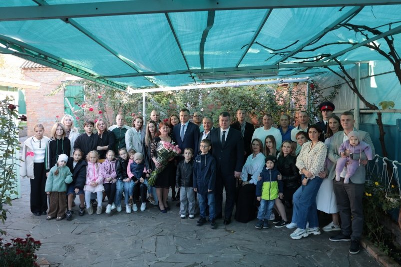 Жительнице Азова вручили орден "Мать-героиня" по указу Путина Пресс-служба правительства Ростовской области Жительнице Азова вручили орден "Мать-героиня" по указу Путина Пресс-служба правительства Ростовской области