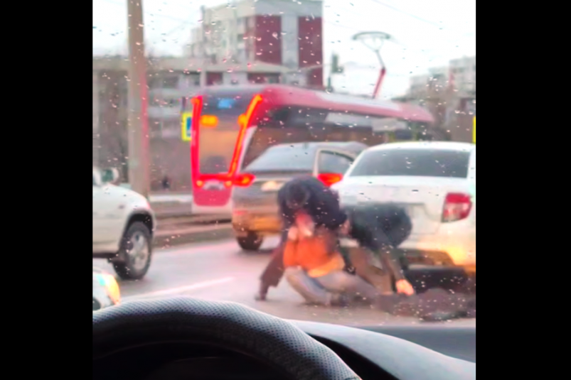 Полицейские в гражданском задержали мужчину на проезжей части Весь Улан-Удэ Полицейские в гражданском задержали мужчину на проезжей части Весь Улан-Удэ