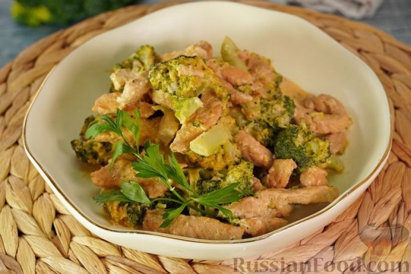 Аппетитная и пряная: свинина, тушенная с брокколи в сметане - готово за 20 минут russianfood.com