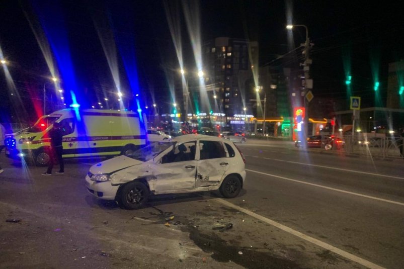 Автомобиль опрокинулся на оживлённом перекрёстке Ставрополя пресс-служба Госавтоинспекции Ставрополья