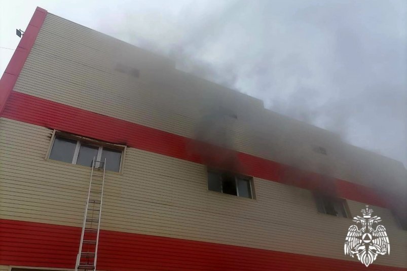 В Тайшете загорелось здание торгового центра Пресс-служба ГУ МЧС России по Иркутской области