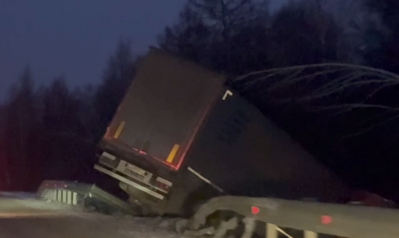 Съёхавшаю в кювет машина Кадр из видео Съёхавшаю в кювет машина Кадр из видео