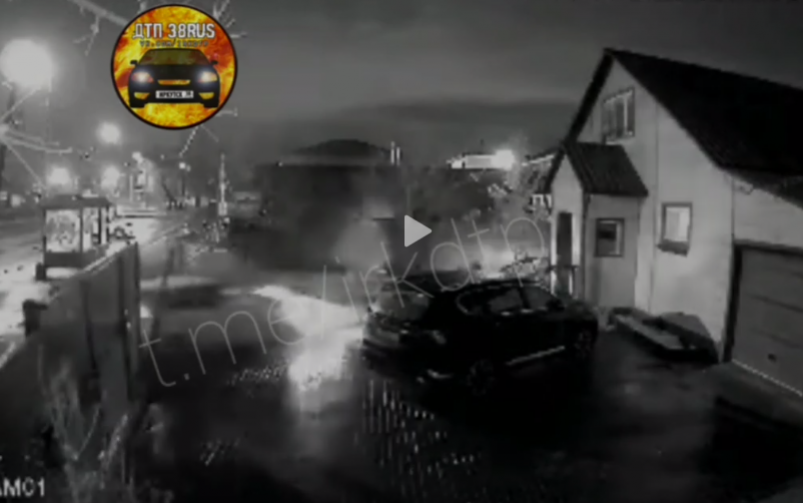 Неизвестные снесли забор и врезались в постройку во Втором Иркутске ДТП 38RUS (18+)