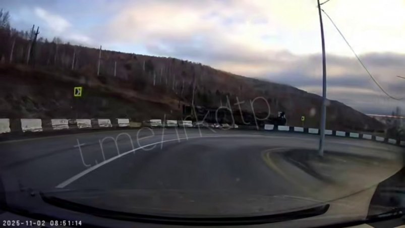 Фура перевернулась в Слюдянском районе тг-канал (18+) "ДТП38"