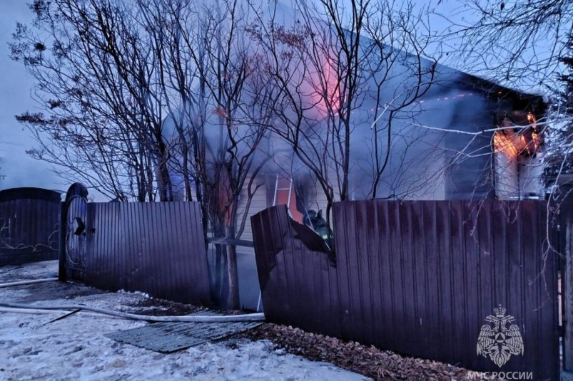 Пожар на 128 кв. метрах ликвидировали огнеборцы ГУ МЧС России по Амурской области
