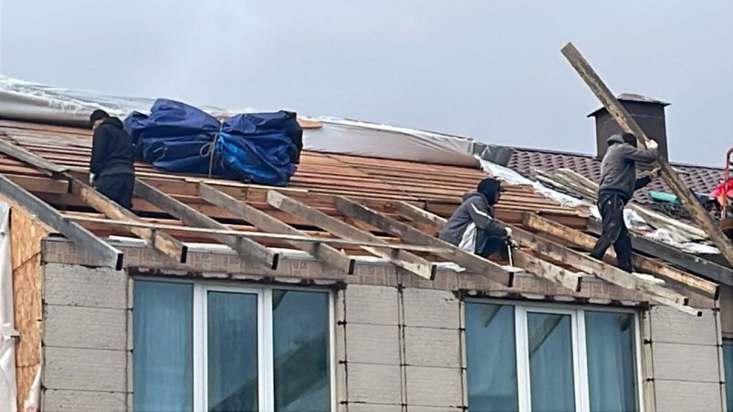 Ремонт кровли в Южно-Курильске пресс-служба администрации Южно-Курильского муниципального округа