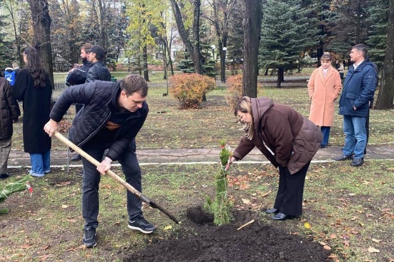 Клёны и берёзы высадил в городе ЛНР министр со Ставрополья Минприроды Ставрополья
