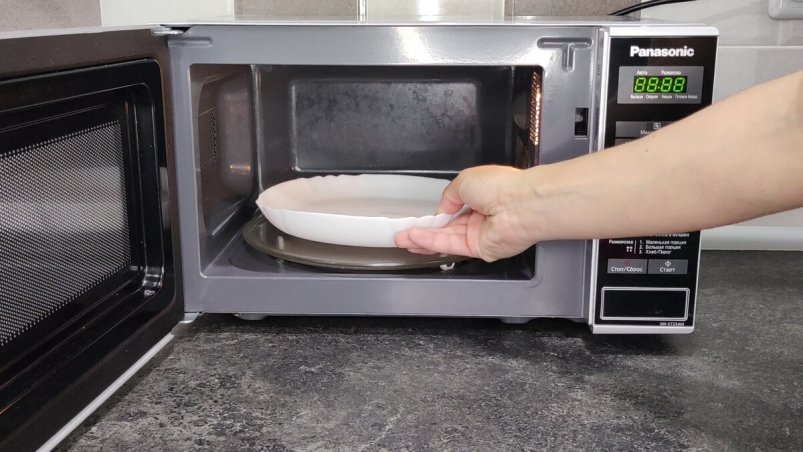 Греем 5 минут, и микроволновку не узнать: стенки и дверца сверкают - чисто до Нового года дзен-канал "Советы для дома" (12+)