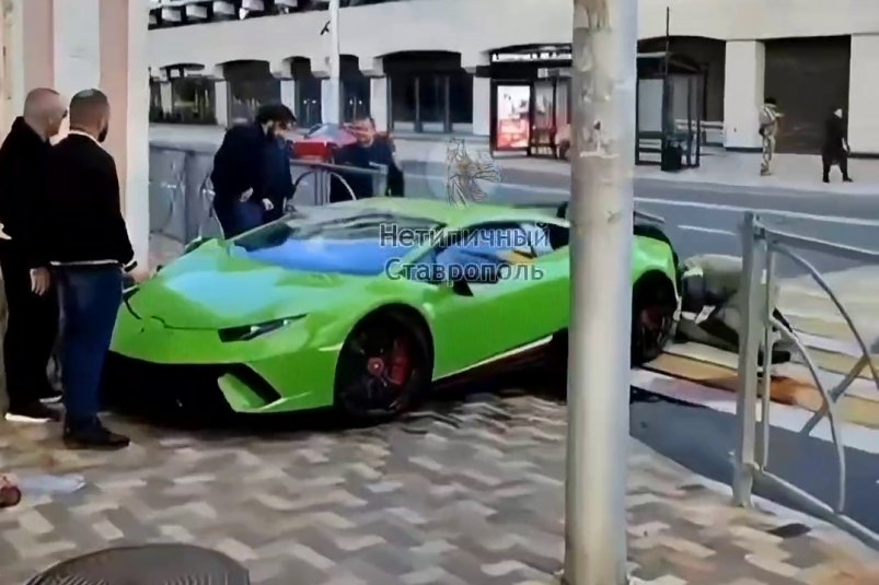 Зеленый Lamborghini вылетел на тротуар в центре Ставрополя Telegram-канал (18+) "Нетипичный Ставрополь"