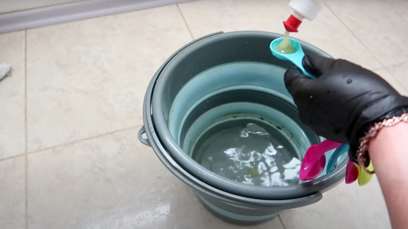 3 ложки в ведро - полы словно отполировали: пыли и разводов не вижу 3 недели дзен-канал "Елена Матвеева" (12+)