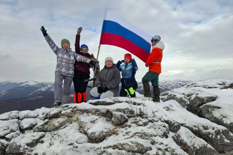 Туристы поздравили жителей Бурятии с праздником с вершины горы Муя-инфо.24/7.