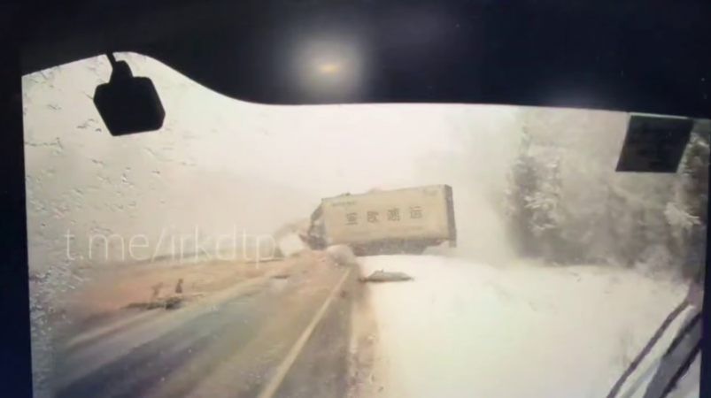 Еще одно видео момента массового ДТП с фурами в Приангарье появилось в соцсетях тг-канал (18+) "ДТП 38RUS"