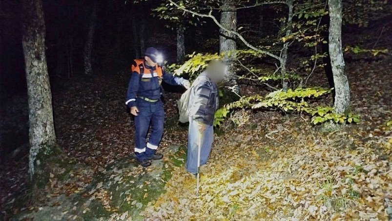 Помощь заблудившимся оказывает спасатель МЧС Соцсети МЧС РК