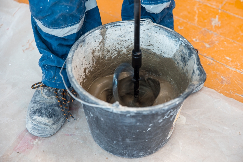 Строительство, стройматериалы, штукатур, цемент, ведро Илья Аверьянов, ИА PrimaMedia