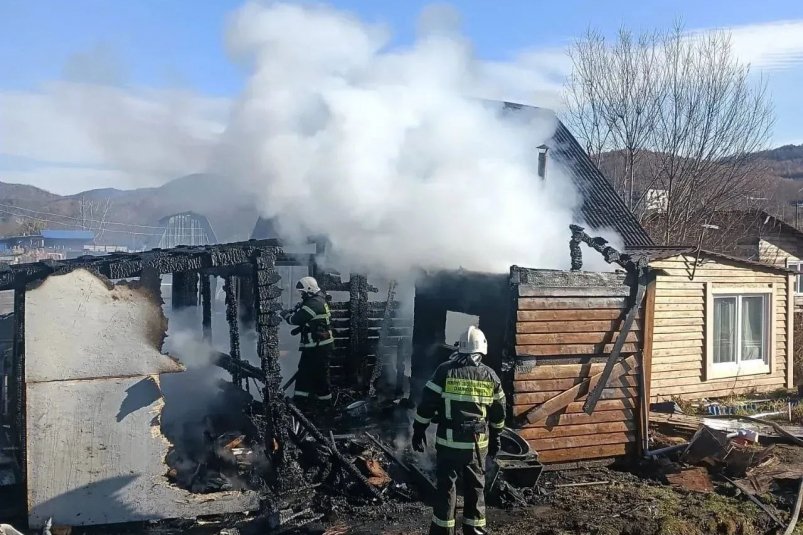 Почти час огнеборцы тушили загоревшуюся баню в Углегорске пресс-служба Агентства ГО, ЧС и ПБ