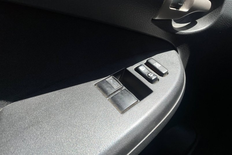 Все жизнь делали неправильно: зачем одновременно зажимать две кнопки стеклоподъемников ИА StolicaMedia