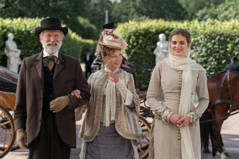 "Три струны": представлен звёздный кастинг и первые кадры нового фильма "Окапи продакшн"