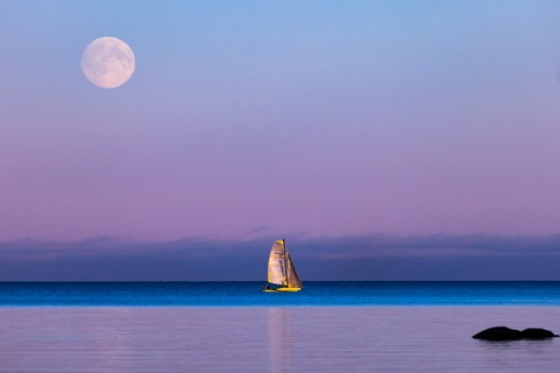 Восход "Бобровой" луны засняли в одном из регионов России фотограф Екатерина Стрельникова