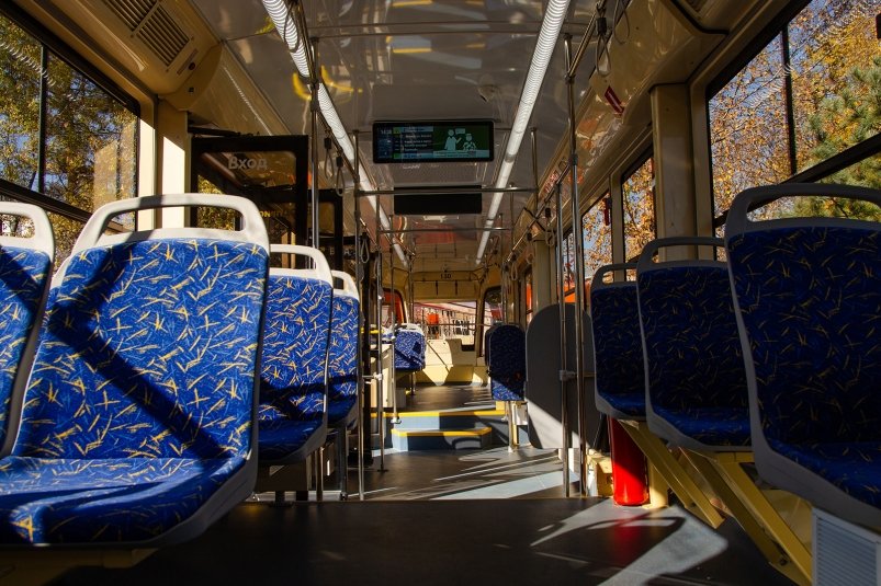 Общественный транспорт, трамвай, сиденья, осень, солнечно Юлия Матреницкая, ИА AmurMedia.ru