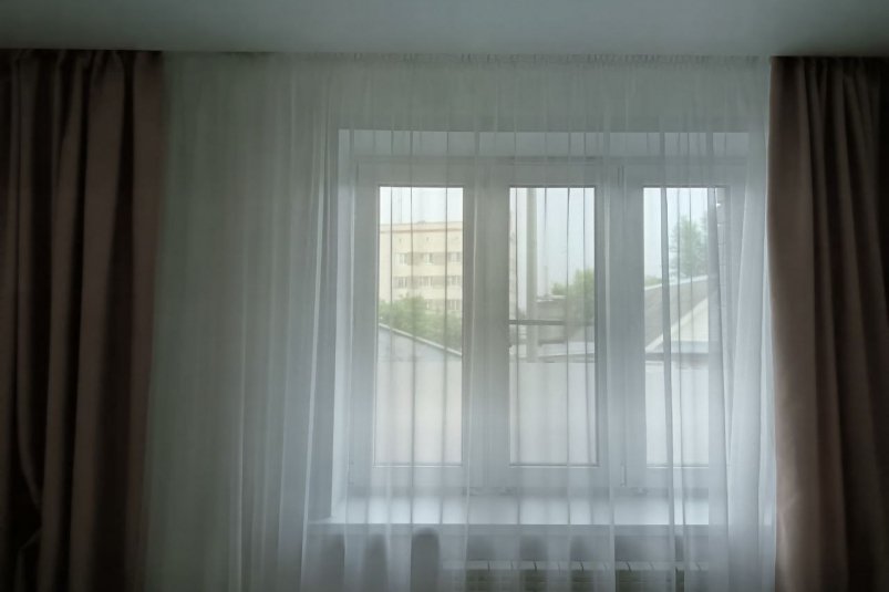 1 стакан в таз - и старый тюль белеет на глазах: даже пожелтевшая ткань блестит, как новенькая, без химчистки фото автора