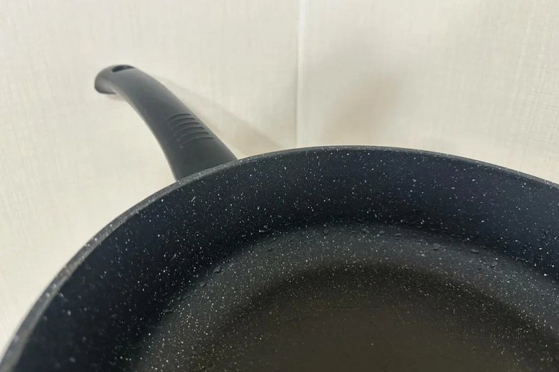 Для чистки сковороды беру эту вещь — жир отмывает лучше губки, не липнет и не воняет ИА SevastopolMedia.ru