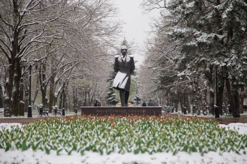 Ставрополь, снег, погода, улица, люди, памятник, Лермонтов Артём Хорошилов  , ИА Stavropol.Media