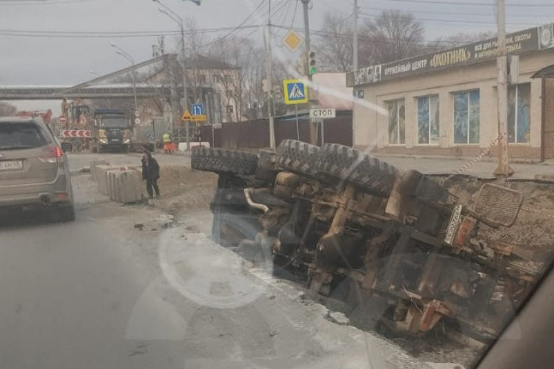 ДТП со спецтехникой в Южно-Сахалинске telegram-канал "Эхо Сахалина"