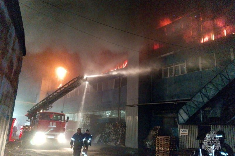 Крупный пожар на складе потушили за шесть часов в Ростове-на-Дону ГУ МЧС России по Ростовской области