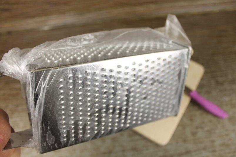 Надела простой пакет на терку - на кухне чисто, и посуду мыть не надо дзен-канал "Генератор идей" (12+)