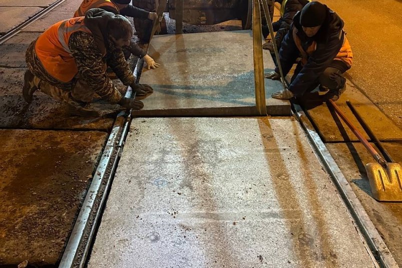 Ночной ремонт: на Глазковском мосту в Иркутске заменили плиты на трамвайных путях Пресс-служба администрации города