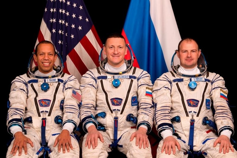 Члены основного экипажа (Сергей Микаев справа) Роскосмос