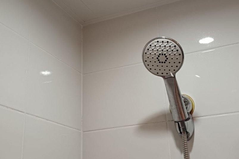 Разводим 1:2 — и на губку: швы и плитка как после ремонта, аптечное средство "вылечит" от ржавчины и плесени ИА SevastopolMedia.ru