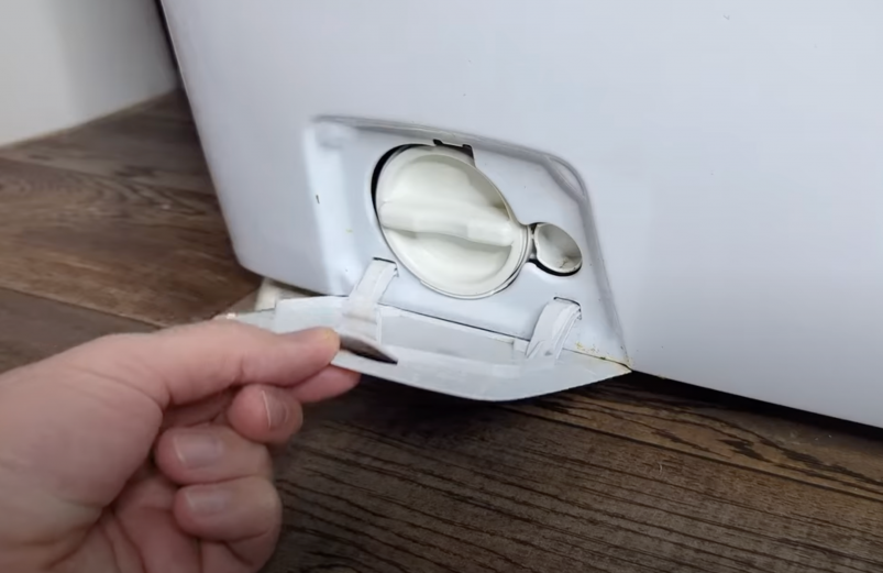 Мало кто знает, зачем этот люк на стиральной машине - а зря: самая полезная вещь в доме кадр из дзен-канал "Хитрый мастер" (12+).