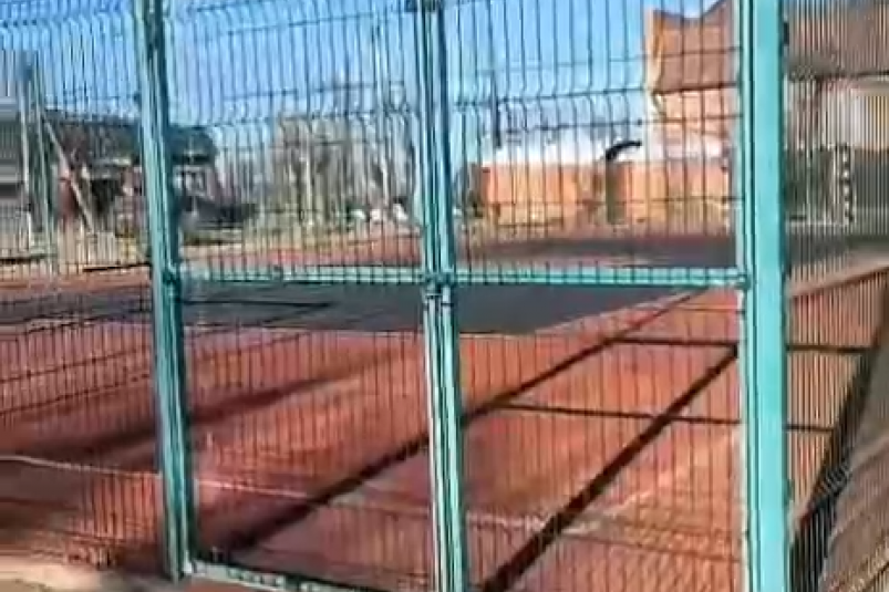 Спортплощадка закрыта на замок кадр из видео