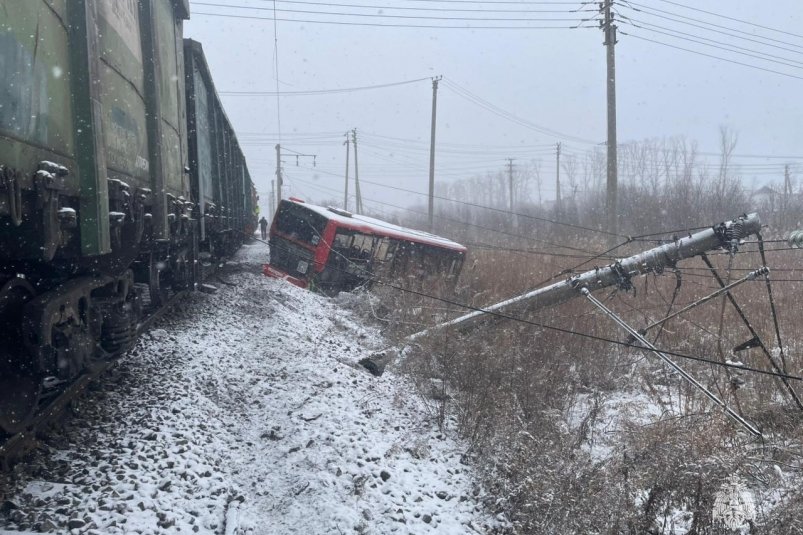 Автобус врезался в грузовой поезд МЧС Хабаровского края