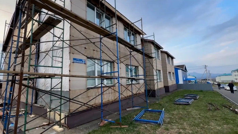 Восстановление фасада дома на улице Океанской в Южно-Курильске пресс-служба правительства Сахалинской области