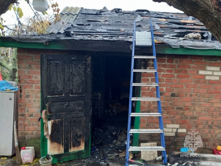 Летняя кухня сгорела из-за ветхой проводки в Ростовской области пресс-служба МЧС Ростовской области