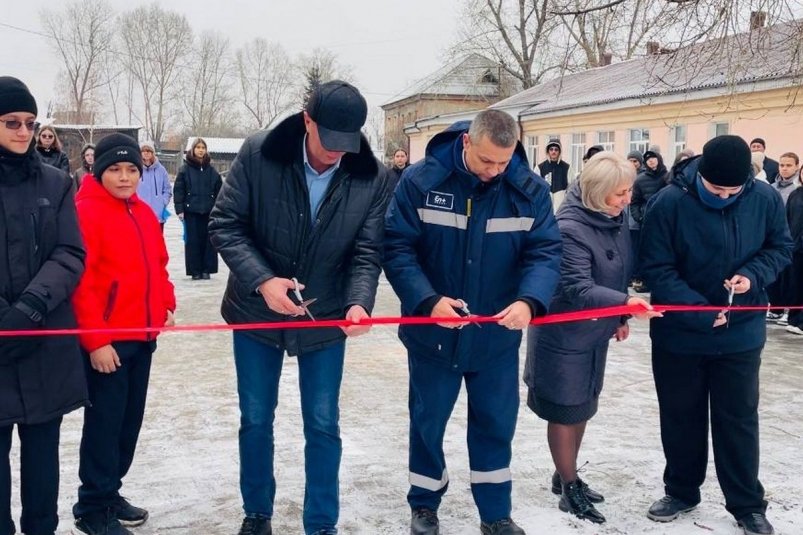 По народной программе "Единой России" в Черемхове открыли современную спортплощадку Источник фото: Пресс-служба администрации Черемхова