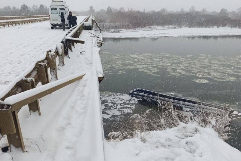 Грузовик с углем упал в реку в Бурятии телеграм-канал "Кяхта-инфо.24/7"