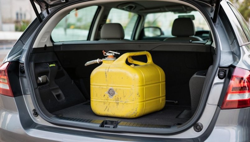 В ноябре водителей оштрафуют за обычную канистру с бензином: что требует ГАИ ИИ &quotGigaChat" (18+)