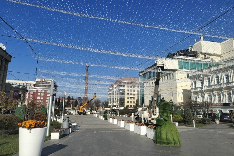 "Звёздное небо" и светодиодные деревья обвешивают новыми гирляндами в Ставрополе ИА Stavropol.Media