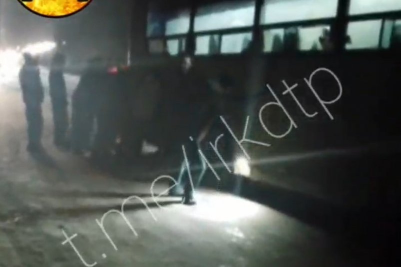 Пассажиры толкают автобус Группа "ДТП 38Rus" в Телеграм (18+)
