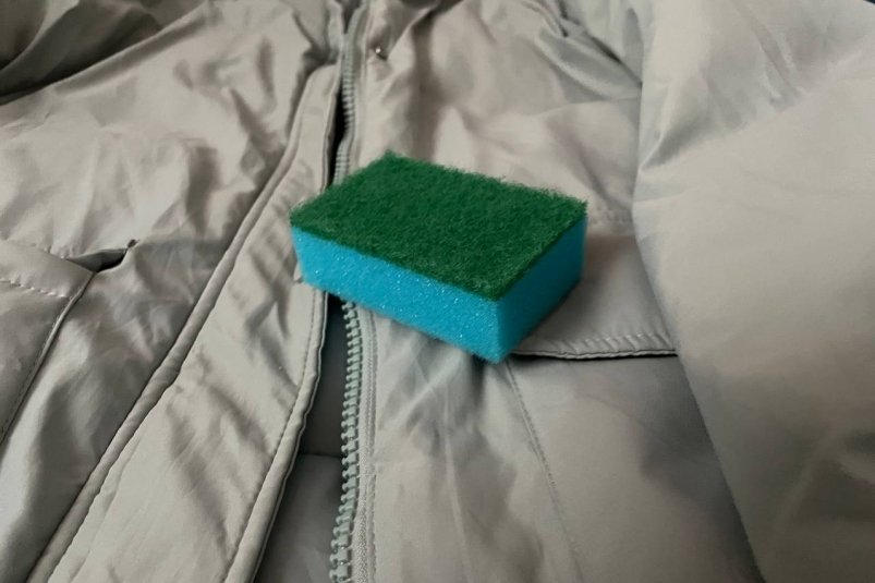 Чищу пуховик по-особому - с "волшебным" трюком из кухни: без стирки, а работает лучше дорогой химчистки фото автора