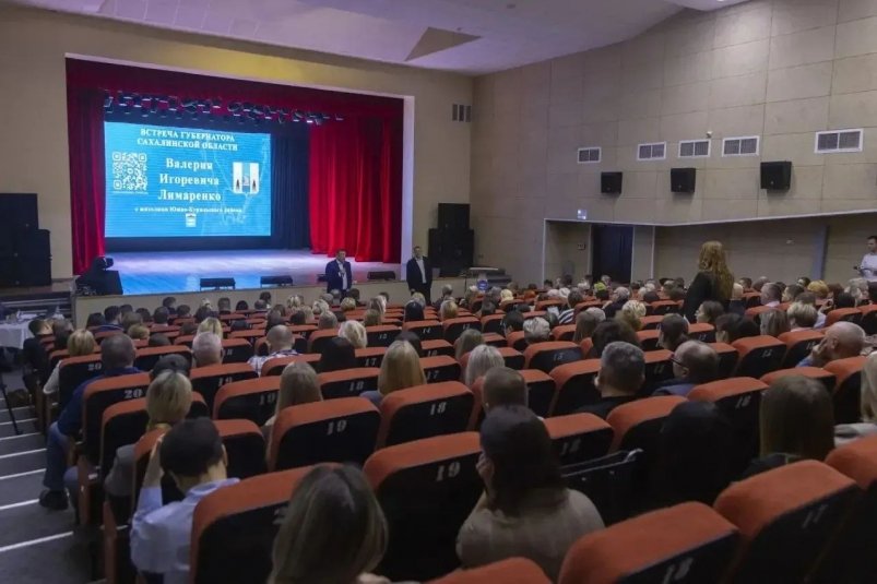 От ремонта домов до развития культуры: Валерий Лимаренко встретился с жителями Кунашира пресс-служба правительства Сахалинской области