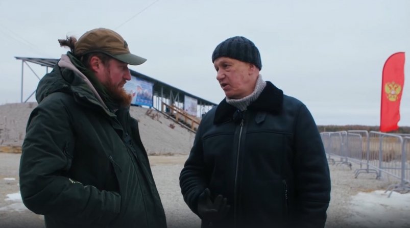 Семен Пегов и Юрий Трутнев в ходе интервью на полигоне в Якутске стоп-кадр из видео проекта WarGonzo (18+)